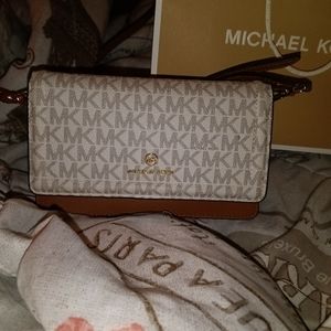 White Michael kors Smart phone crossbody